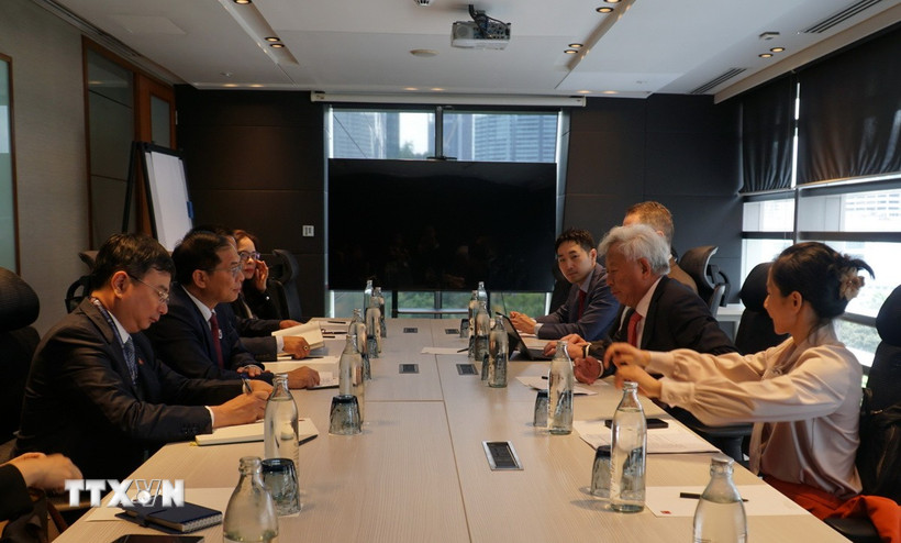 Phó Thủ tướng, Bộ trưởng Ngoại giao Bùi Thanh Sơn (thứ ba, trái) tiếp Chủ tịch Ngân hàng Đầu tư cơ sở hạ tầng châu Á. (Ảnh: Hằng Linh/TTXVN)