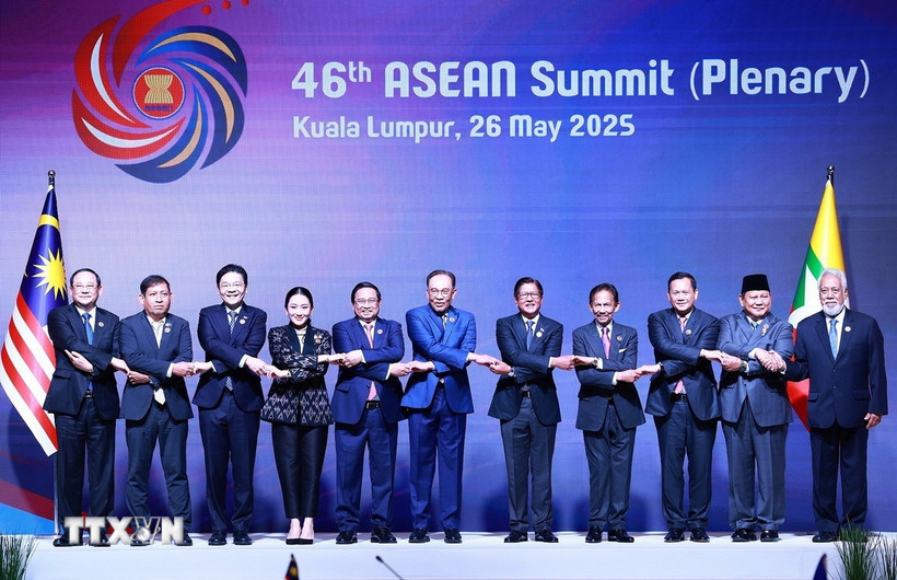Thủ tướng Phạm Minh Chính và lãnh đạo các nước ASEAN, Timor-Leste tham dự Phiên toàn thể Hội nghị Cấp cao ASEAN lần thứ 46. (Ảnh: Dương Giang/TTXVN)
