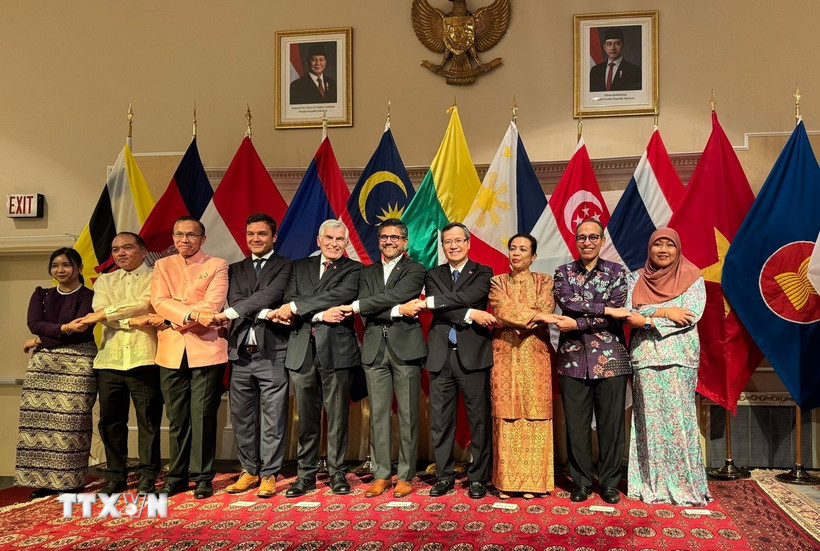 Các đại sứ ASEAN chụp ảnh chung với đại diện của Chính phủ và Nghị viện Canada. (Ảnh: Hà Linh/TTXVN)