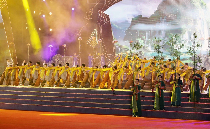 Chương trình biểu diễn mở màn cho chuỗi các sự kiện Lễ hội Đền Hùng và Tuần Văn hóa-Du lịch Đất Tổ năm Ất Tỵ 2025. (Ảnh: Tạ Toàn/TTXVN)