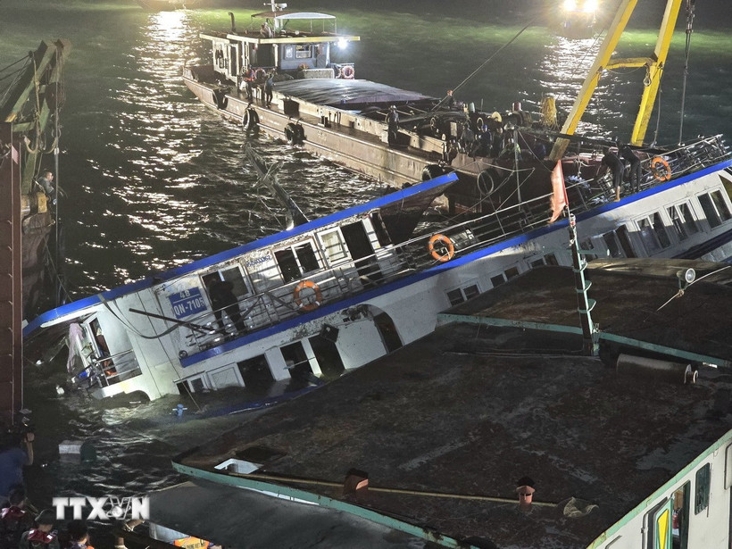 Ngày 25/7, thông tin từ tỉnh Quảng Ninh, lực lượng tìm kiếm cứu hộ cứu nạn 116 phát hiện một thi thể nữ nổi lên ở khu vực cửa Dứa trên vịnh Hạ Long, cách nơi tàu Vịnh Xanh 58 bị lật úp khoảng 2 hải lý. (Ảnh: Thanh Vân/TTXVN)