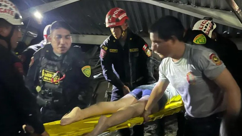 Cứu hộ tại hiện trường vụ tai nạn sập mái khu ẩm thực trong trung tâm mua sắm ở Trujillo (Peru). (Nguồn: AFP/Al Arabiya)