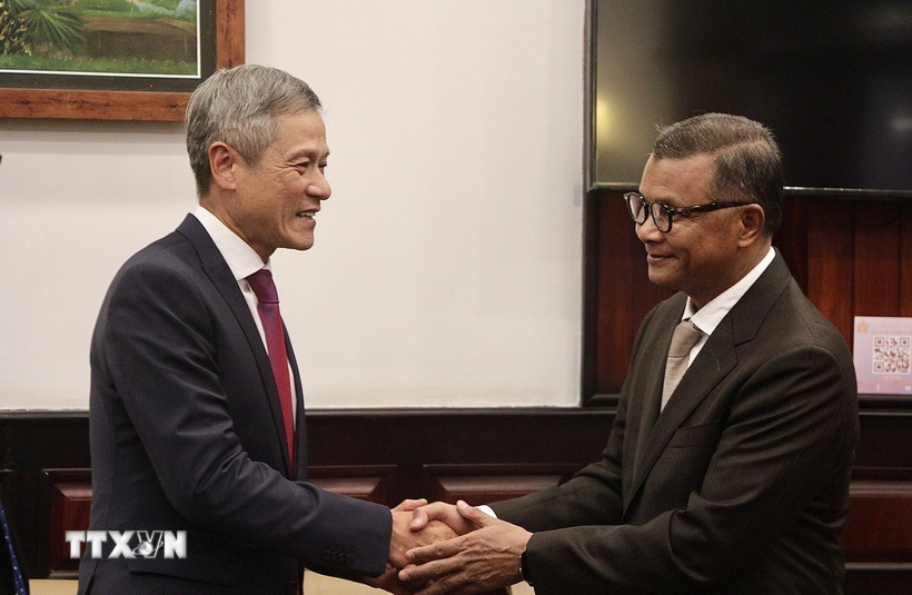 Ông Hang Chuon Naron - Phó Thủ tướng kiêm Bộ trưởng kiêm Bộ trưởng Giáo dục, Thanh niên và Thể thao Campuchia (phải) tiếp Đại sứ Việt Nam tại Campuchia Nguyễn Minh Vũ tại trụ sở Bộ. (Ảnh: Quang Anh/TTXVN)