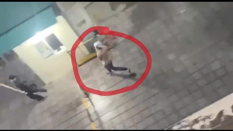 Hình ảnh đối tượng cầm hung khí tấn công người dân. (Nguồn: Báo Hà nội mới)