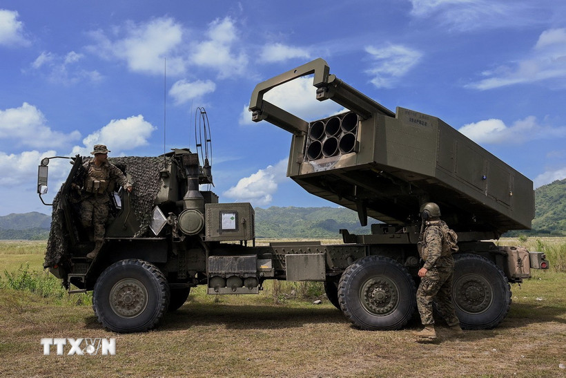 Hệ thống tên lửa pháo binh cơ động đa nòng (HIMARS) của quân đội Mỹ trong một cuộc tập trận thường niên với quân đội Philippines. (Ảnh: AFP/TTXVN)