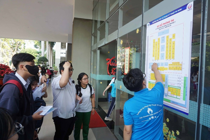 Thí sinh dự thi tại điểm thi Trường Đại học Sư phạm Kỹ thuật Thành phố Hồ Chí Minh. (Ảnh: Thu Hoài/TTXVN)