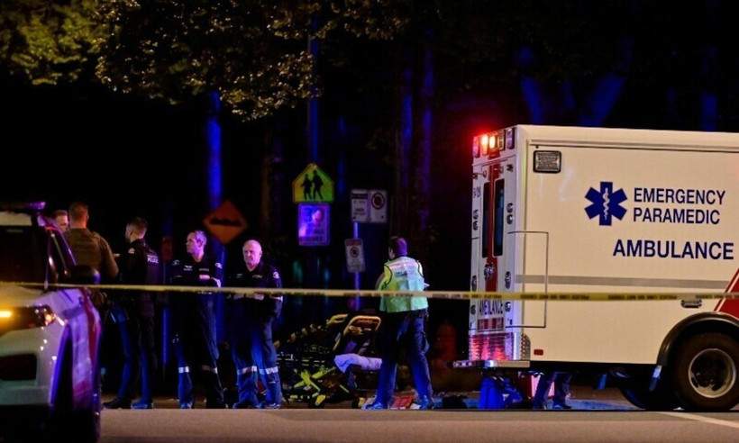 Một chiếc xe cứu thương đỗ tại địa điểm diễn ra sự kiện "Lapu Lapu Day," nơi một chiếc xe đã lao vào đám đông khiến nhiều người thiệt mạng ở Vancouver, British Columbia (Canada) vào ngày 26/4/2025. (Nguồn: Reuters/Dawn)