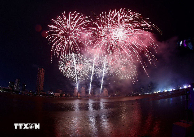 Một màn trình diễn pháo hoa bên bờ sông Hàn (Đà Nẵng) trong khuôn khổ DIFF 2025, tối 28/6 vừa qua. (Ảnh: Trần Lê Lâm/TTXVN)