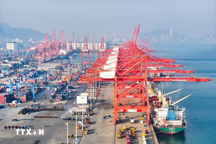 Cảng hàng hóa tại tỉnh Giang Tô (Trung Quốc). (Ảnh: THX/TTXVN)