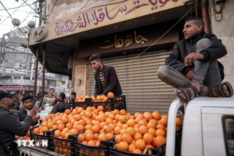 Một quầy bán hoa quả trong chợ ở Deir el-Balah, miền Trung Dải Gaza ngày 9/4/2024. (Ảnh: AFP/TTXVN)