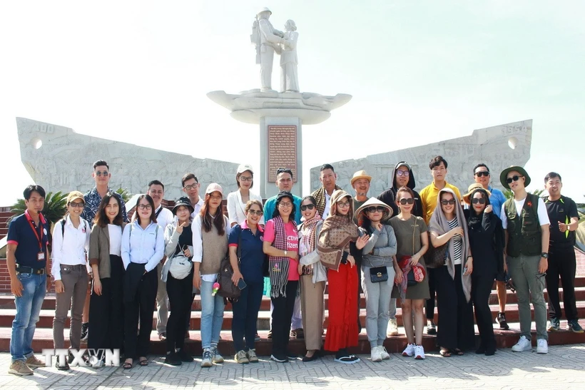 Du khách đến tham quan, chụp ảnh lưu niệm ở Di tích lịch sử quốc gia Địa điểm tập kết ra Bắc năm 1954 tại Cao Lãnh. (Ảnh: TTXVN phát)