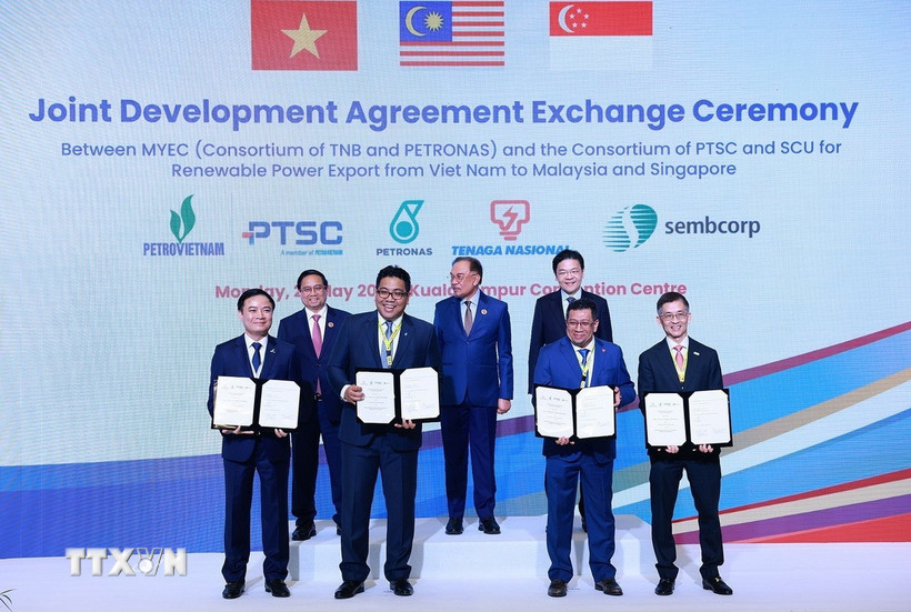 Thủ tướng Phạm Minh Chính cùng Thủ tướng Malaysia Anwar Ibrahim và Thủ tướng Singapore Lawrence Wong chứng kiến trao đổi Thỏa thuận phát triển chung về xuất khẩu điện tái tạo từ Việt Nam sang Malaysia và Singapore. (Ảnh: Dương Giang/TTXVN)