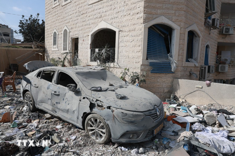 Xe ôtô bị hư hại sau cuộc tấn công bằng tên lửa của Iran tại Tamra (Israel) ngày 15/6/2025. (Ảnh: THX/TTXVN)