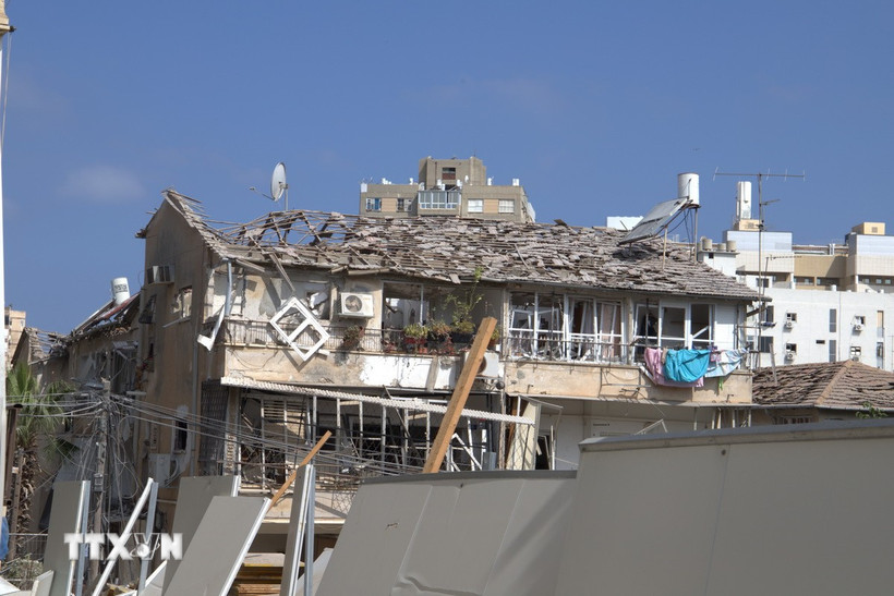 Khu dân cư ở Bat Yam gần Tel Aviv (Israel) bị trúng tên lửa hôm 14/6, gây thiệt hại nặng nề với chín người thiệt mạng và gần 200 người bị thương. (Ảnh: Thanh Bình/TTXVN)