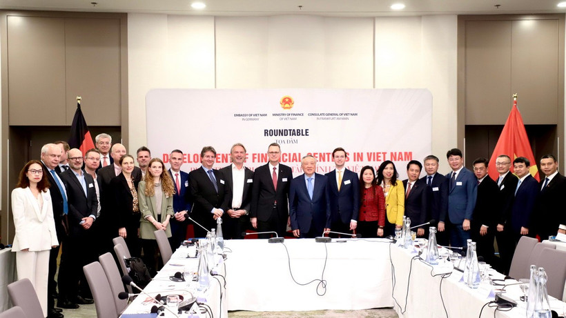 Phó Thủ tướng thường trực Chính phủ Nguyễn Hòa Bình chụp ảnh lưu niệm cùng một số chuyên gia tài chính và đại diện doanh nghiệp Đức. (Ảnh: Phương Hoa/Vietnam+)