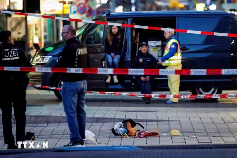 Cảnh sát phong tỏa hiện trường vụ xe ôtô lao vào người đi bộ ở Mannheim (Đức) ngày 3/3/2025. (Ảnh: Reuters/TTXVN)