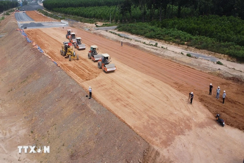 Đắp nền đường một đoạn cao tốc Biên Hòa-Vũng Tàu qua tỉnh Đồng Nai hồi năm ngoái. (Ảnh: Công Phong/TTXVN)