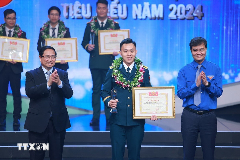Thủ tướng Phạm Minh Chính và Bí thư Thứ nhất Trung ương Đoàn Thanh niên Cộng sản Hồ Chí Minh Bùi Quang Huy trao Giải thưởng Gương mặt trẻ Việt Nam tiêu biểu năm 2024 trong lĩnh vực trong lĩnh vực Quốc phòng cho Đại uý Nguyễn Hoàng Hải Quang Phó Phi Đội trưởng, Tham mưu trưởng Phi đội 1, Trung đoàn 925, Sư đoàn 372, Quân chủng Phòng không-Không quân. (Ảnh: Dương Giang/TTXVN)