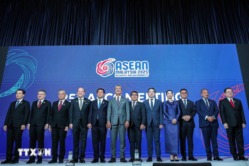 Các đại biểu chụp ảnh chung tại cuộc họp Hội đồng Cộng đồng kinh tế ASEAN (AECC) lần thứ 25. (Ảnh: TTXVN phát)