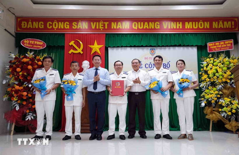 Lãnh đạo Bộ Tư pháp và Ủy ban Nhân dân thành phố Cần Thơ trao Quyết định thành lập Thi hành án dân sự thành phố Cần Thơ. (Ảnh: Thanh Liêm/TTXVN)