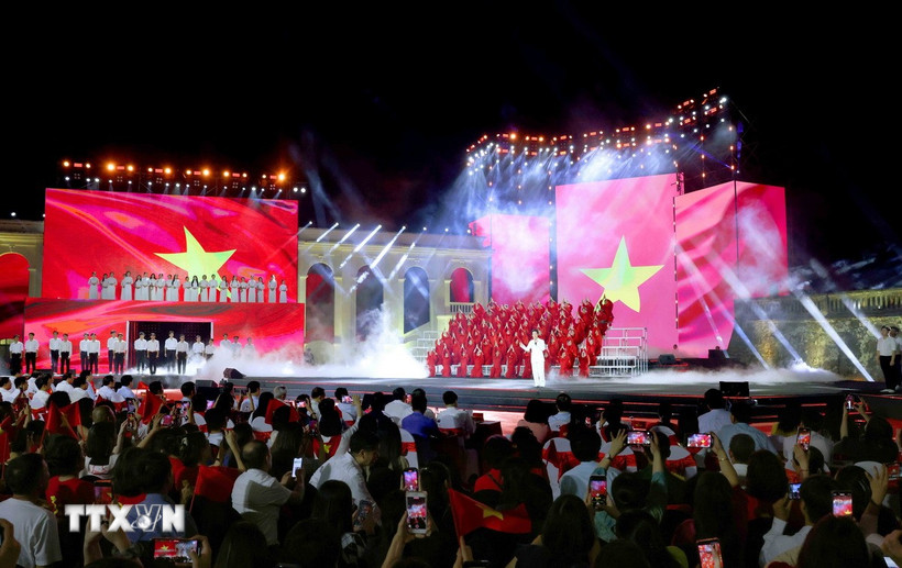 Tiết mục nghệ thuật trong chương trình Cầu truyền hình chính luận-nghệ thuật đặc biệt "Thời cơ vàng," diễn tại điểm cầu Cột cờ Hà Nội tối 22/8/2025, nhân dịp kỷ niệm 80 năm Cách mạng Tháng Tám và Quốc khánh 2/9. (Ảnh: Phương Hoa/TTXVN)