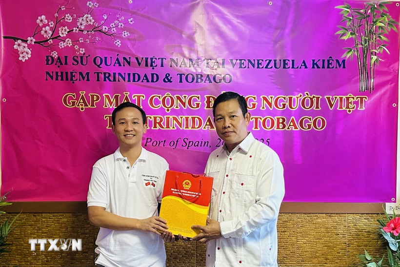 Đại sứ Vũ Trung Mỹ tặng quà Tết cho cộng đồng. (Ảnh: TTXVN phát)