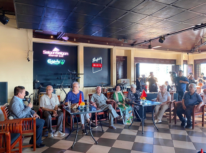 Đại diện các cựu phóng viên chiến trường trong nước và quốc tế tham gia giao lưu. (Ảnh: Hồng Giang/TTXVN)