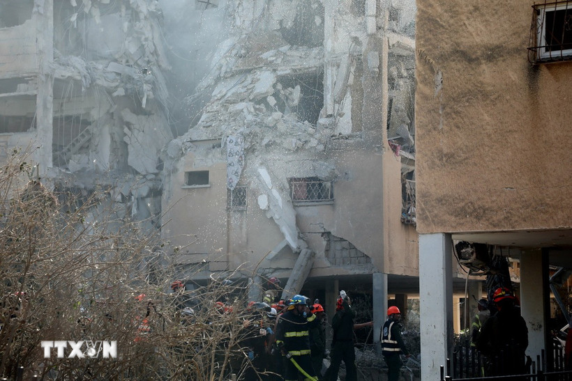 Hiện trường một vụ tấn công bằng tên lửa từ Iran xuống thành phố Holon, miền Trung Israel ngày 19/6/2025. (Ảnh: THX/TTXVN)