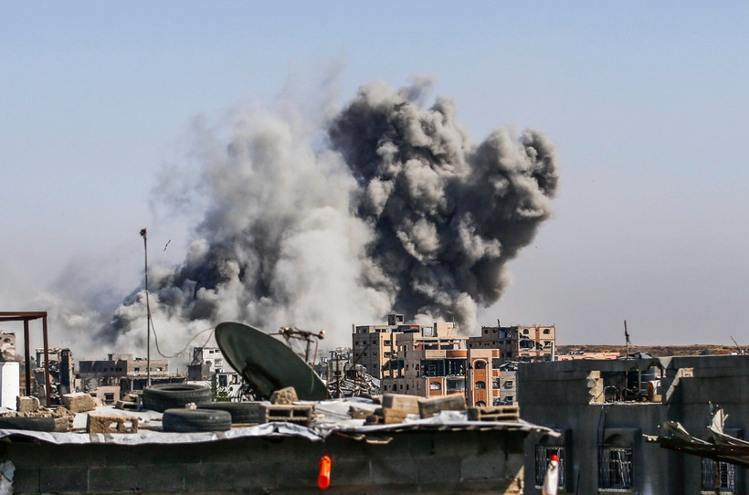 Khói bốc lên sau vụ ném bom của Israel tại Gaza ngày 9/5/2025. (Ảnh: THX/TTXVN)