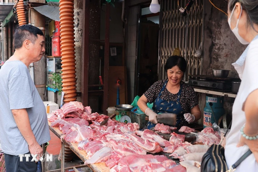 Một quầy thịt lợn trên phố Bạch Đằng (Hà Nội). (Ảnh minh họa: Hoàng Hiếu/TTXVN)