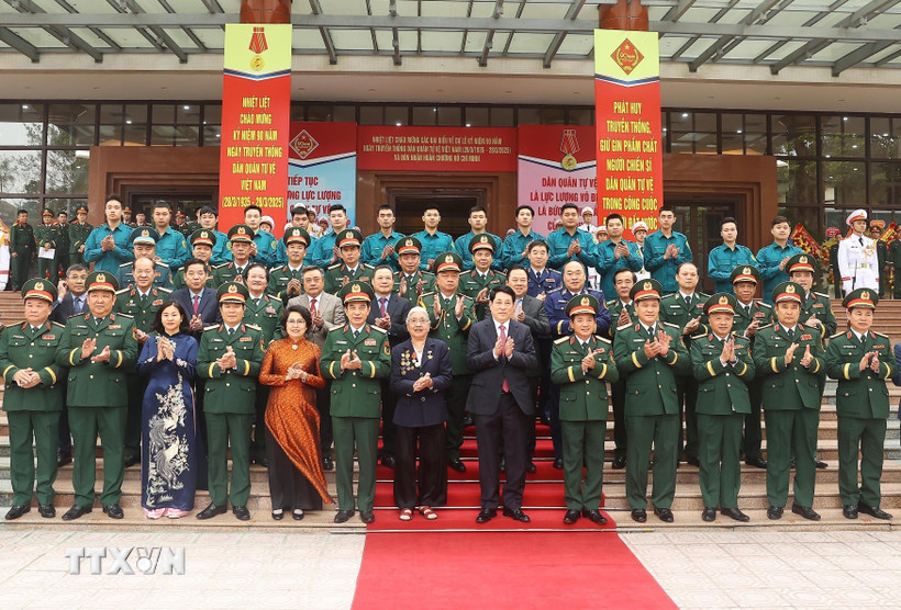 Chủ tịch nước Lương Cường và các đại biểu dự Lễ kỷ niệm 90 năm Ngày truyền thống Dân quân tự vệ. (Ảnh: Lâm Khánh/TTXVN)