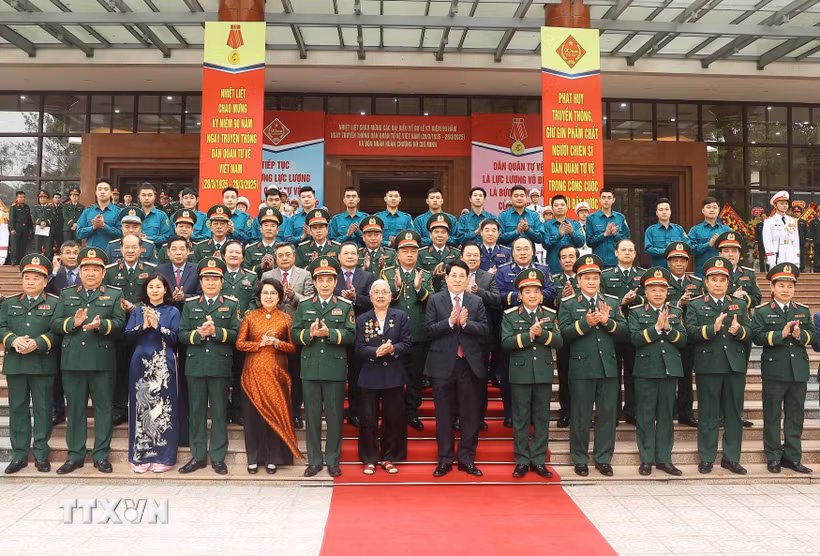 Chủ tịch nước Lương Cường và các đại biểu dự Lễ kỷ niệm 90 năm Ngày truyền thống Dân quân tự vệ. (Ảnh: Lâm Khánh/TTXVN)