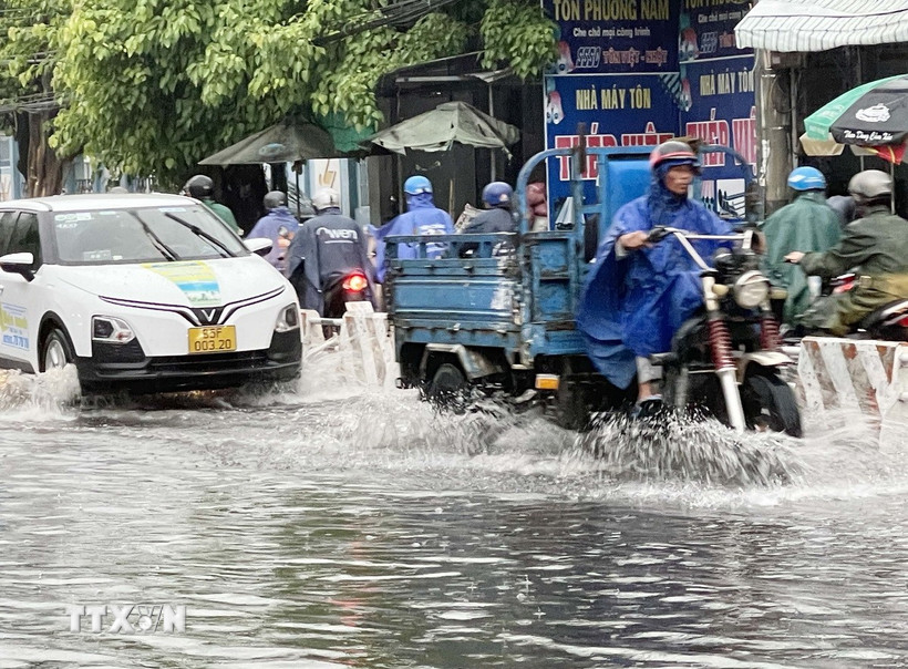 Đoạn đường từ ngã Năm Phủ Hà lên phường Phước Mỹ, thành phố Phan Rang-Tháp Chàm liên tục ngập khi mưa. (Ảnh: Công Thử/TTXVN)
