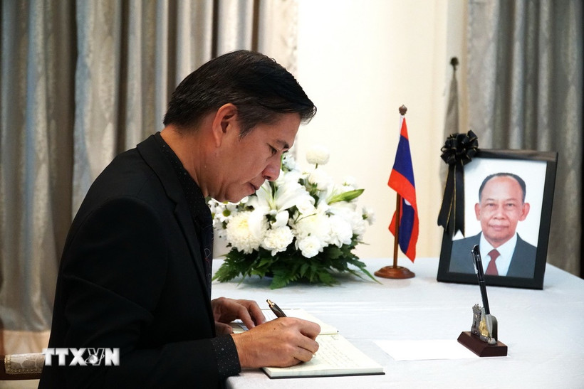 Đại sứ Việt Nam tại Malaysia Đinh Ngọc Linh ghi sổ tang tại Đại sứ quán Lào tại Thủ đô Kuala Lumpur. (Ảnh: Hằng Linh/TTXVN)