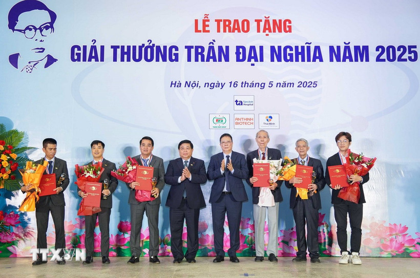 Phó Thủ tướng Nguyễn Chí Dũng và Giáo sư-Tiến sỹ Châu Văn Minh - Chủ tịch Viện Hàn lâm Khoa học và Công nghệ Việt Nam trao giải thưởng Trần Đại Nghĩa năm 2025 cho hai nhóm tác giả. (Ảnh: Hoàng Hiếu/TTXVN)