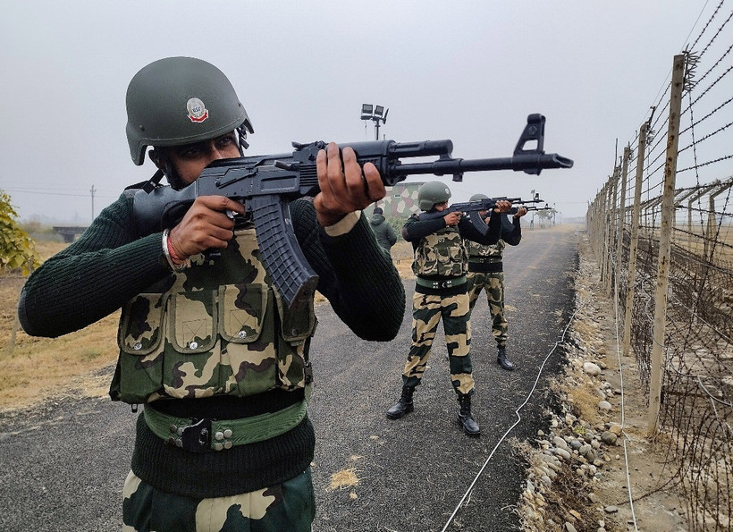 Lực lượng an ninh Ấn Độ tuần tra dọc đường Ranh giới Kiểm soát phân chia khu vực Kashmir giữa Ấn Độ và Pakistan. (Ảnh: ANI/TTXVN)