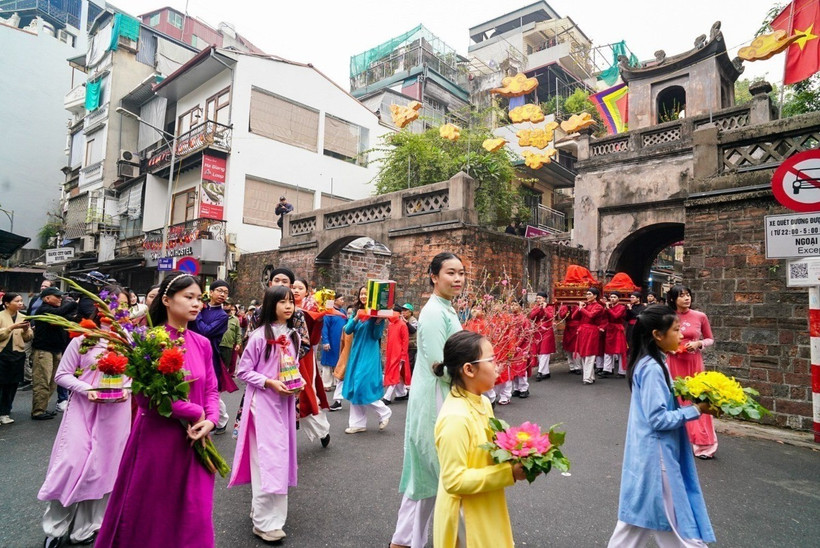 Diễu hành cổ phục Việt trên phố cổ Hà Nội trong chương trình "Tết Việt-Tết phố 2025," sáng 20 tháng Chạp năm Giáp Thìn. (Ảnh: Khánh Hòa/TTXVN)
