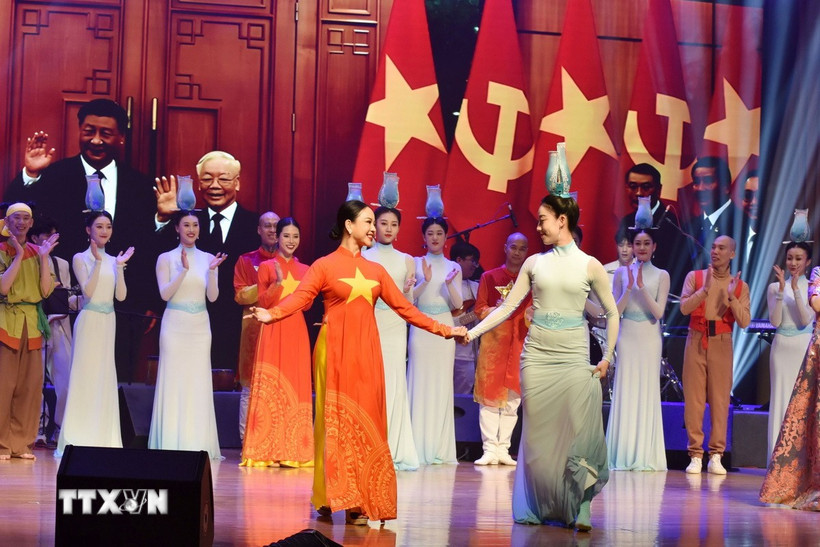 Tiết mục “Tình hữu nghị Việt Nam-Trung Hoa” do tập thể nghệ sỹ hai nước Việt Nam-Trung Quốc biểu diễn hồi tháng Năm năm ngoái tại Trường đảng Thành ủy Bắc Kinh. (Ảnh: Thành Dương/TTXVN)