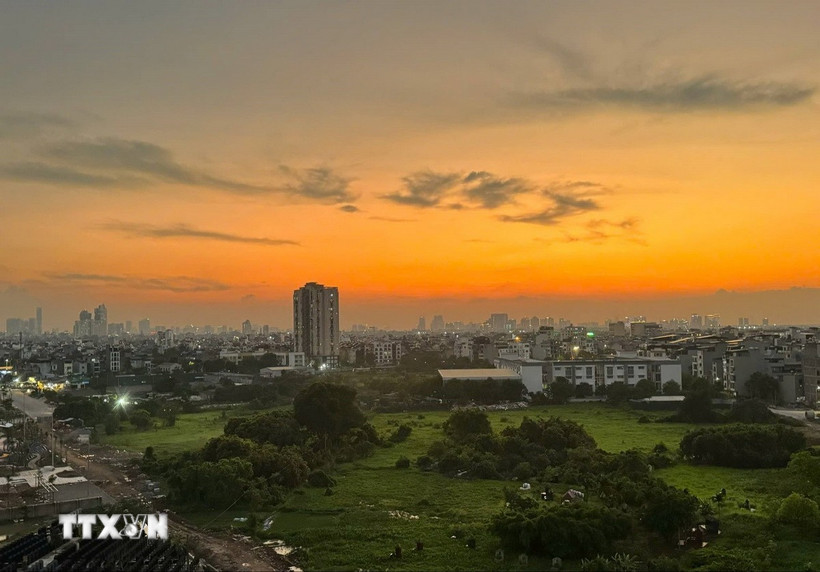 Hoàng hôn Hà Nội sau cơn mưa chiều hôm 20/5. (Ảnh: Cương Quyết/TTXVN)