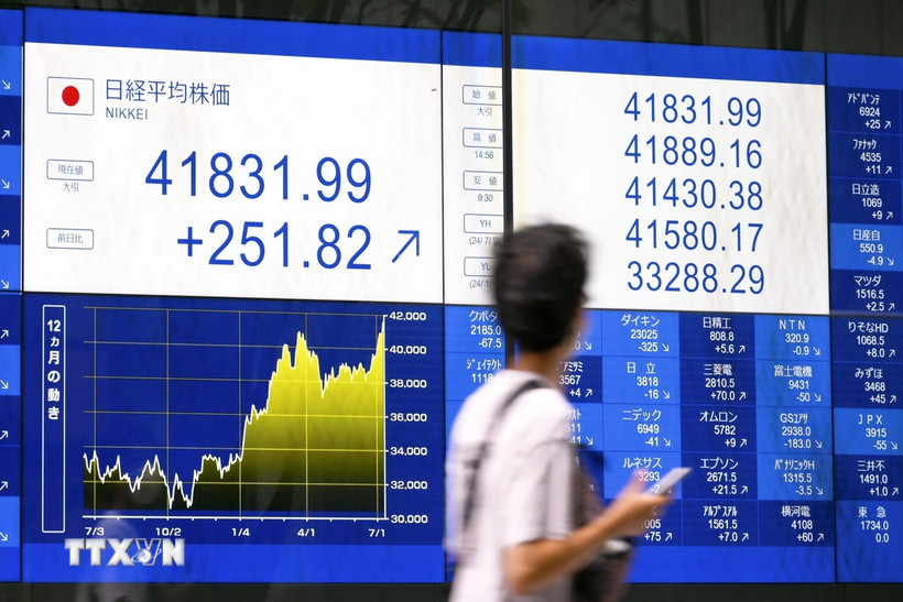 Bảng chỉ số chứng khoán tại Tokyo (Nhật Bản) trong một phiên giao dịch hồi tháng Bảy năm ngoái. (Ảnh: Kyodo/TTXVN)