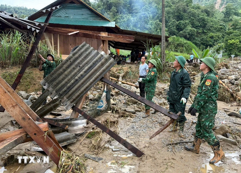 Cán bộ, chiến sỹ Đồn biên phòng Tri Lễ huy động hỗ trợ người dân khắc phục hậu quả mưa lũ trên địa bàn tỉnh Nghệ An. (Ảnh: TTXVN phát)