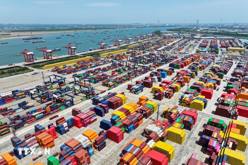 Quang cảnh cảng hàng hóa ở tỉnh Giang Tô (Trung Quốc). (Ảnh: THX/TTXVN)