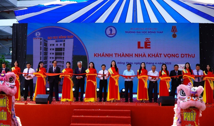 Đại biểu thực hiện nghi thức cắt băng khánh thành Nhà giảng đường và các phòng làm việc bộ môn Trường Đại học Đồng Tháp. (Ảnh: Nhựt An /TTXVN)