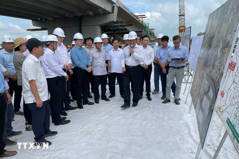Phó Thủ tướng Mai Văn Chính kiểm tra tiến độ cầu Bình Gởi thuộc Dự án Vành đai 3 Thành phố Hồ Chí Minh. (Ảnh: TTXVN phát)