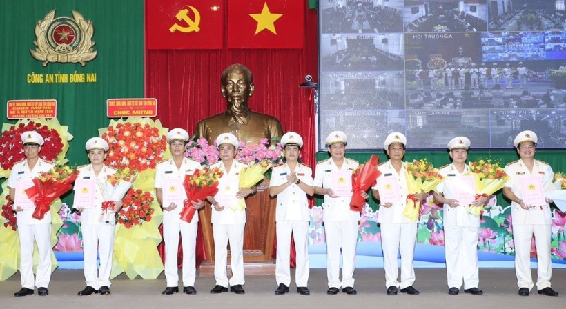 Giám đốc Công an tỉnh Đồng Nai trao quyết định công tác nhân sự tại các đơn vị. (Ảnh: TTXVN phát)