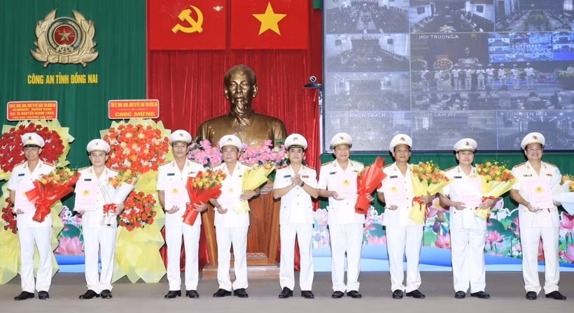 Giám đốc Công an tỉnh Đồng Nai trao quyết định công tác nhân sự tại các đơn vị. (Ảnh: TTXVN phát)