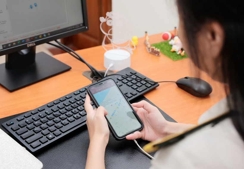 Cán bộ Cục Thuế tỉnh Hòa Bình khai thác chức năng bản đồ số hộ kinh doanh trên ứng dụng thuế điện tử eTax Mobile. (Ảnh: Phạm Hậu/TTXVN)