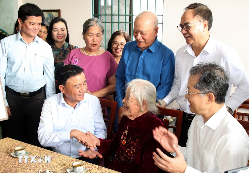Thường trực Ban Bí thư Trần Cẩm Tú thăm, tặng quà cho Mẹ Việt Nam anh hùng Mai Thị Sây (phường Ngũ Hành Sơn, thành phố Đà Nẵng). (Ảnh: Quốc Dũng/TTXVN)