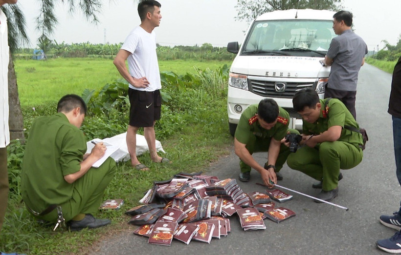 Cơ quan công an thu giữ tang vật vụ án. (Ảnh: TTXVN phát)