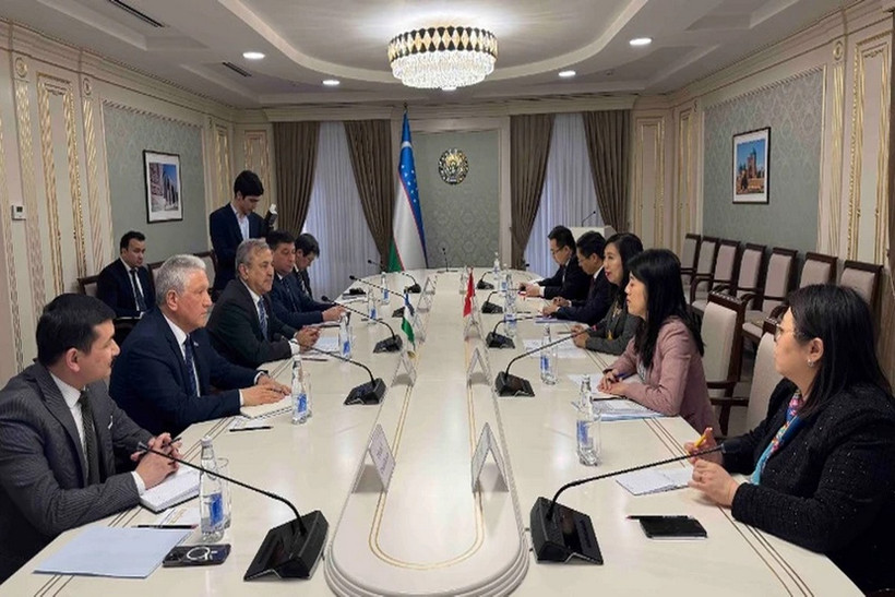 Thứ trưởng Bộ Ngoại giao Lê Thị Thu Hằng gặp Phó Chủ tịch thứ nhất Thượng viện Uzbekistan S. Safoev. (Nguồn: Báo Nhân Dân)